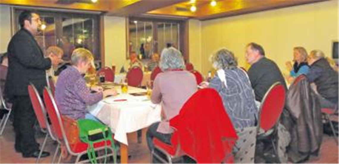 Wortführer bei der Grünen-Versammlung sind vorwiegend Kreisvorsitzender Emre Nazli (li.) und Arno Schütterle (3. v. re.). Foto: Kollros