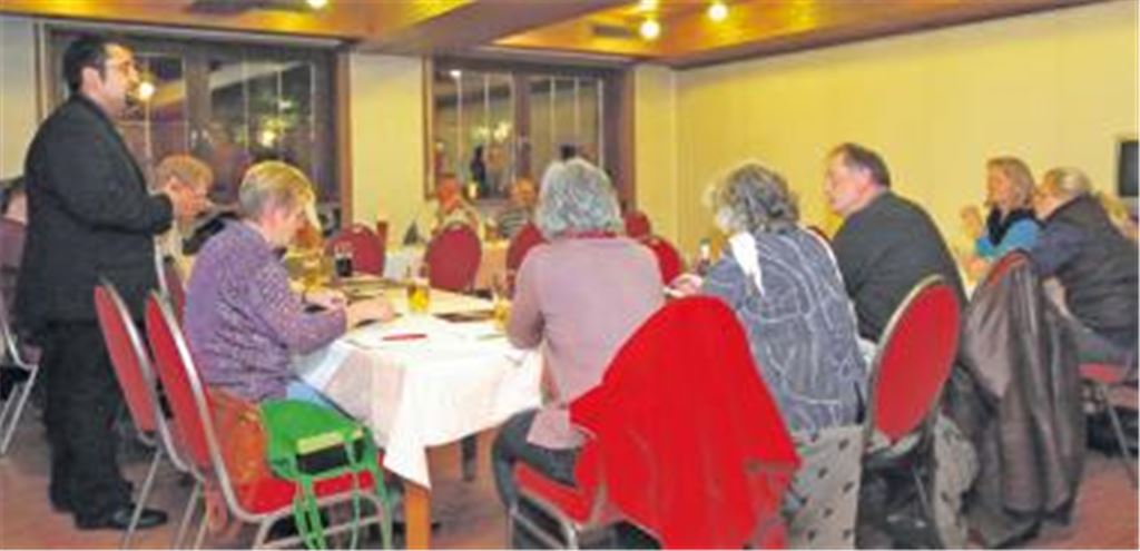 Wortführer bei der Grünen-Versammlung sind vorwiegend Kreisvorsitzender Emre Nazli (li.) und Arno Schütterle (3. v. re.). Foto: Kollros