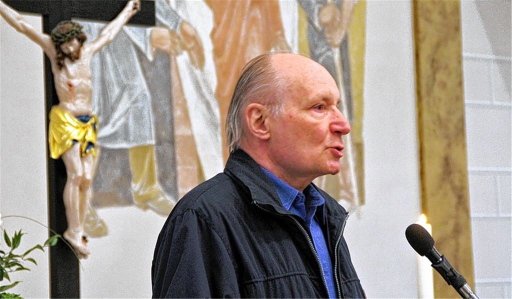 Wortgewaltig, gedankenreich, tiefgründig: Eugen Drewermann fesselt in der Evangelischen Kirche in Birkenfeld gut 300 Zuhörer. Foto: Roth