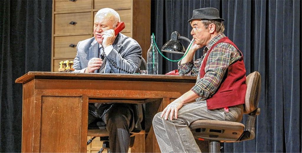 Worüber auch immer sich Hannes und der Bürgermeister streiten – eine Konstante ist der Schnaps, der auf dem Schreibtisch bereitsteht.