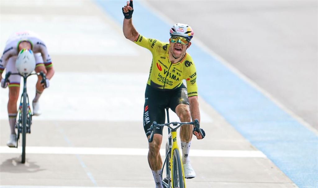 Wout van Aert jubelt, Tadej Pogacar (l) ist geschlagen.