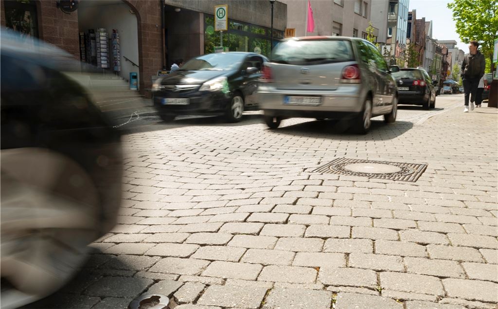 Würde das Ausschreibungsverfahren wie von der Verwaltung vorgesehen aufgehoben, würden die Bodenwellen in der Fahrbahn später beseitigt als geplant. Archivfoto: Fotomoment