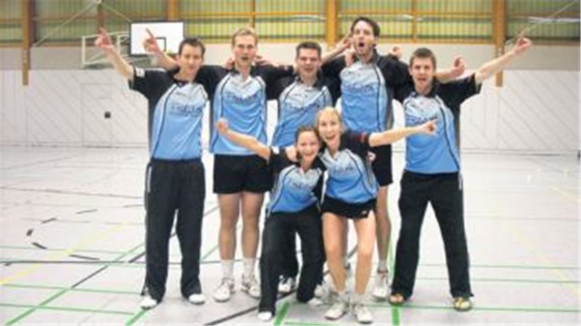 Württembergliga, wir kommen! Das Illinger Team mit Silvan Bopp, Matthias Munzig, Dominik Sternberg, Patrick Dippon und Marcus Bayer (hinten v. li.) sowie Julia Igel und Carolin Kerber (vorne v. li.) feiert die Meisterschaft in der Verbandsliga Nordwürttemberg.3
Foto: p