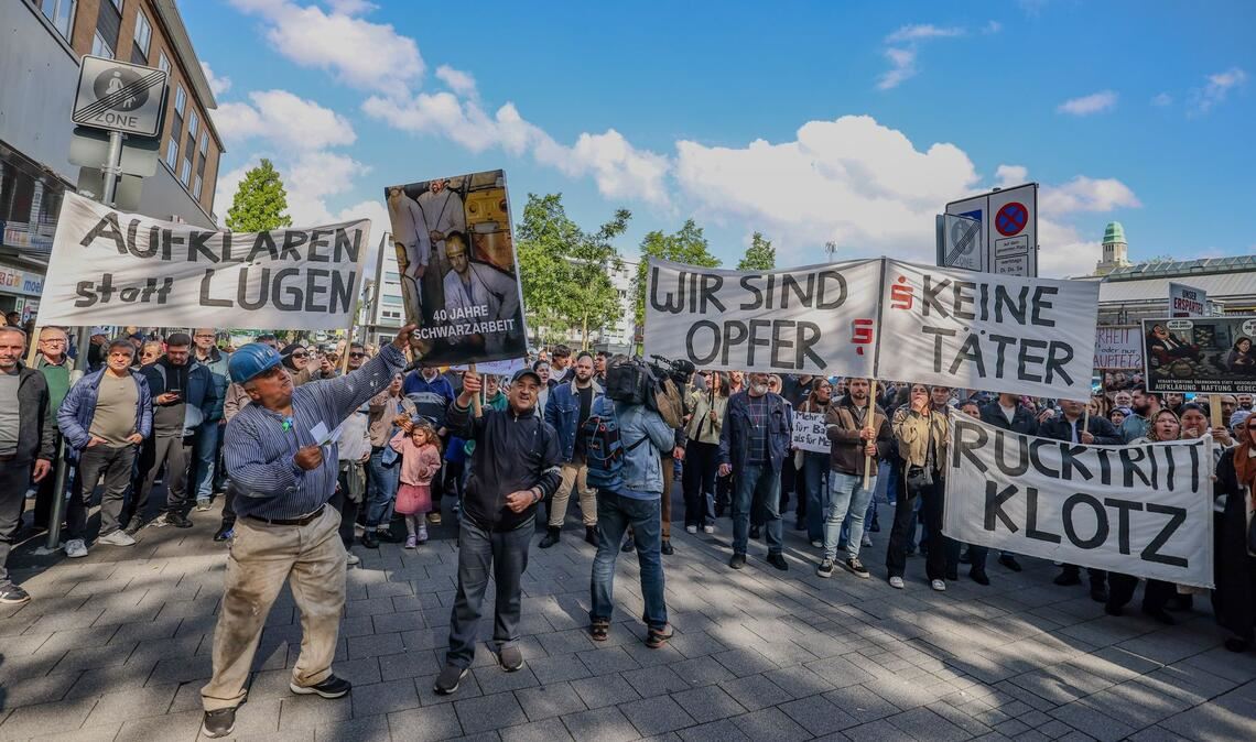 Wütender Protest von Sparkassenkunden Anfang Mai. Jetzt beginnt die juristische Aufarbeitung des Millionen-Einbruchs. (Archivfoto)