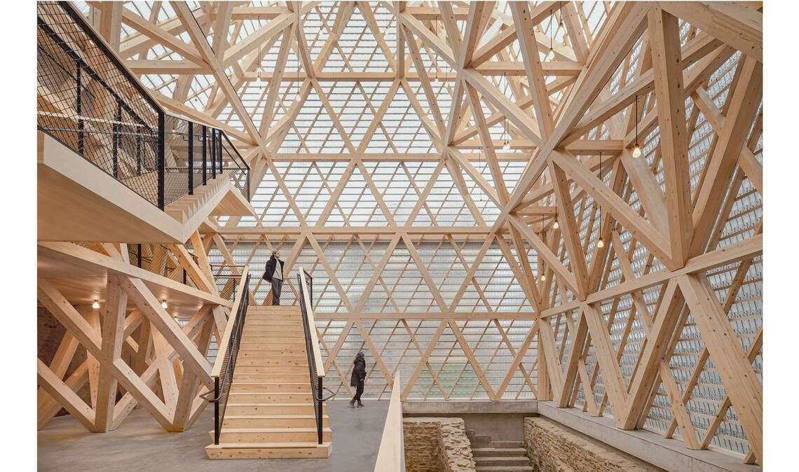 Wulf Architekten aus Stuttgart sind  für ihre  Holz- und Biberschwanzglasziegel-Konstruktion in Reutlingen nominiert worden.