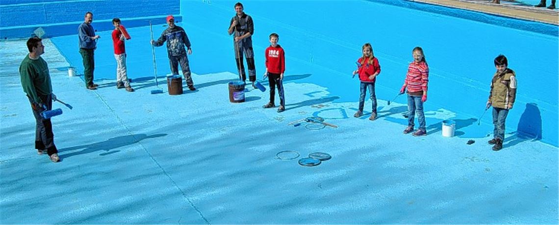 Wunderbar blau: Bevor die drei Becken des Freibads in Knittlingen befüllt werden, gibt es frische Farbe für Wände und Boden.
