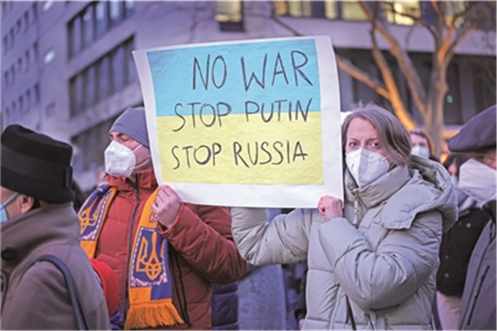 Wunsch nach Frieden: Bei einer Mahnwache in Pforzheim bringen die Teilnehmerinnen und Teilnehmer ihre Betroffenheit bezüglich des Kriegs in der Ukraine zum Ausdruck. Foto: Jürgen Müller