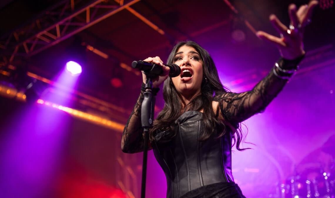 Xandria-Sängerin&nbsp;Ambre Vourvahis überzeugt mit ihrem großen Stimmumfang.