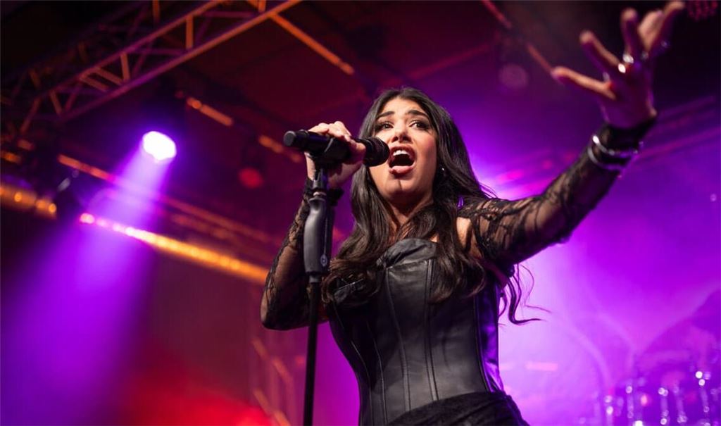 Xandria-Sängerin&nbsp;Ambre Vourvahis überzeugt mit ihrem großen Stimmumfang.