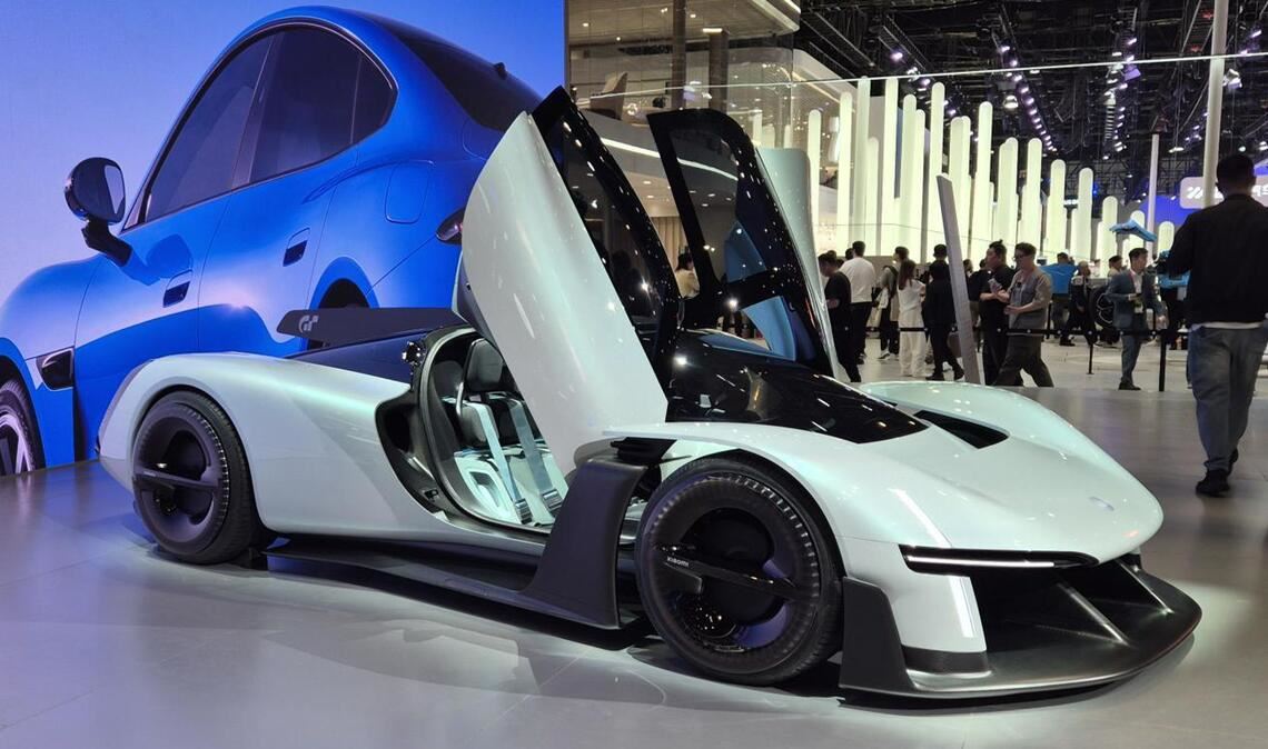 Xiaomi ist unter anderem durch den SU7 bekannt geworden, der dem Porsche Taycan ähnelt. Neben diesem ersten Modell aus 2023 stellen die Chinesen unter anderem auch das Konzeptfahrzeug Vision Gran Turismo vor, für das aber keine Serienproduktion geplant ist. Der Hypercar wurde für den Rennsport-Simulator Gran Turismo 7 entwickelt.