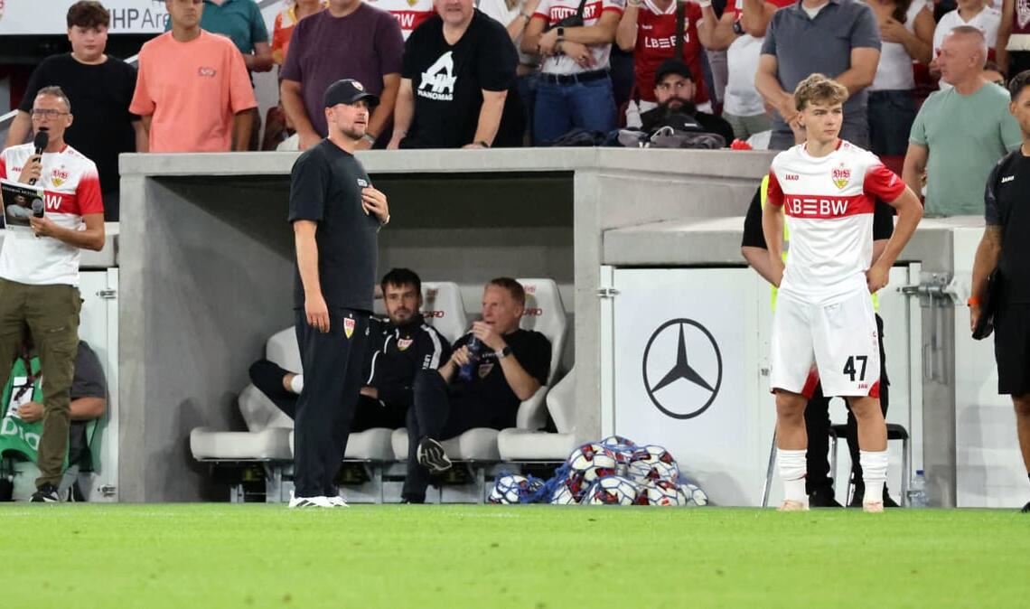 Yanik Spalt wartet auf seinen großen Moment - der VfB-Trainer Sebastian Hoeneß wechselt den 19-jährige Eigengewächs in der Nachspielzeit ein.