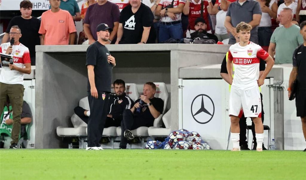 Yanik Spalt wartet auf seinen großen Moment - der VfB-Trainer Sebastian Hoeneß wechselt den 19-jährige Eigengewächs in der Nachspielzeit ein.