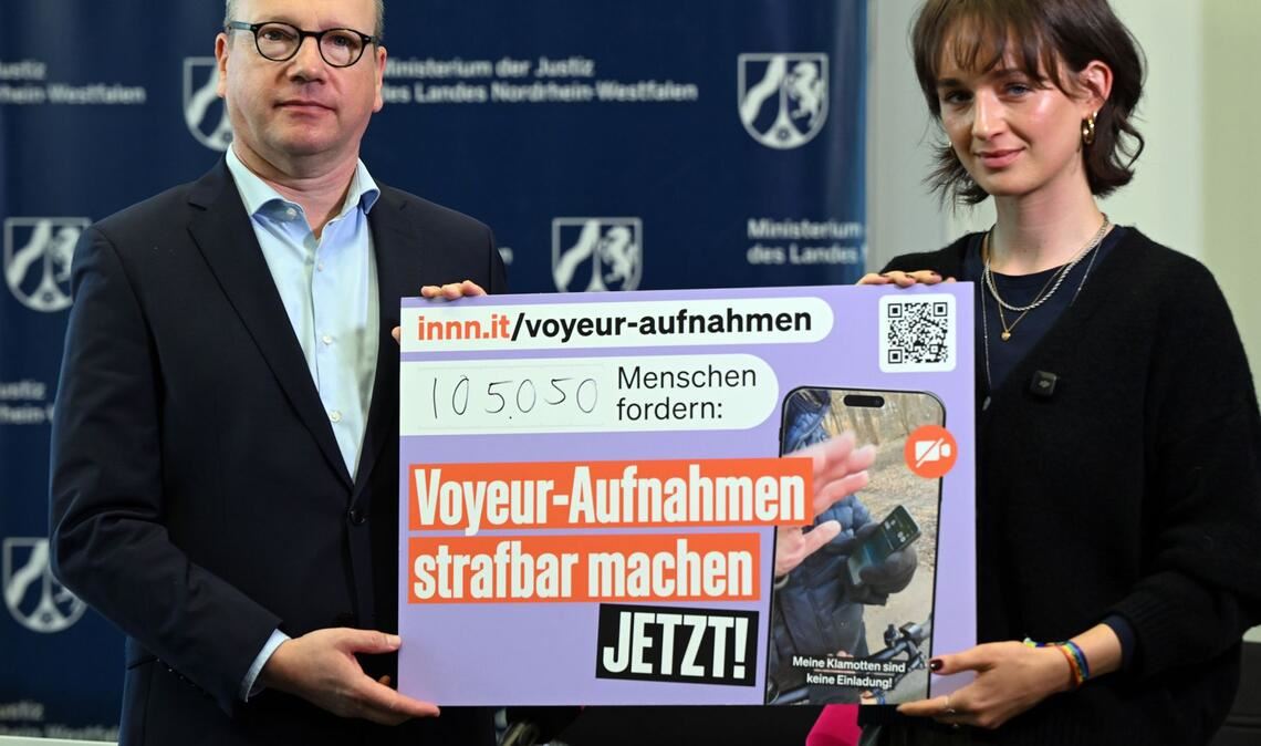 Kölnerin will Voyeur-Aufnahmen strafbar machen Yanni Gentsch hat die Petition an NRW-Justizminister Benjamin Limbach übergeben.