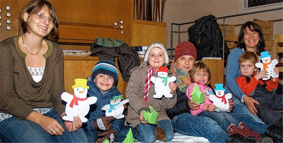 Yannic, Elisa, Lara, Finja und Benjamin (v. re.) sind stolz auf ihre gebastelten Schneemänner und Tannenbäume. Bei Pia Gayer, Tanja Lamprecht und Susanne Goltzsch sind die Kinder bestens aufgehoben, und die Eltern können in Ruhe über den kleinen Markt bummeln.