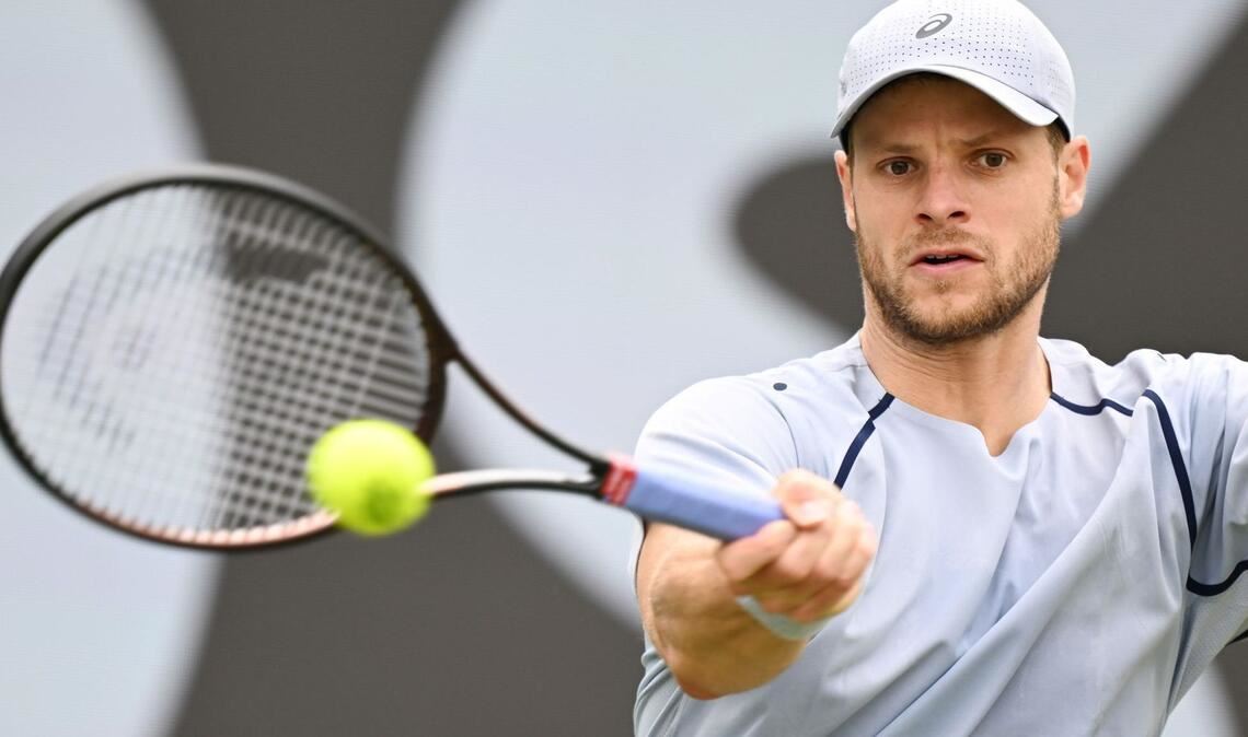 Yannick Hanfmann gewinnt sein Auftaktmatch in Stuttgart –  und hat eine klare Meinung zur Geld-Debatte im Tennis.