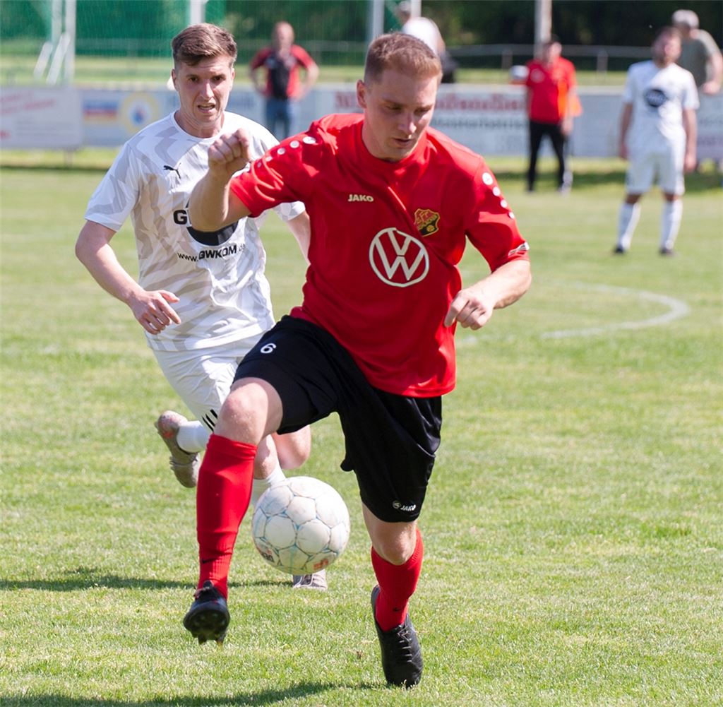 Yannik Maxin von den Sportfreunden Mühlacker am Ball. Foto: Fotomoment
