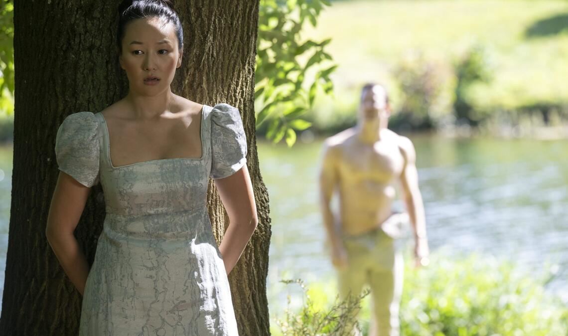 Yerin Ha als Sophie Baek und Luke Thompson als Benedict Bridgerton in Episode 3 der 4. Staffel "Bridgerton".