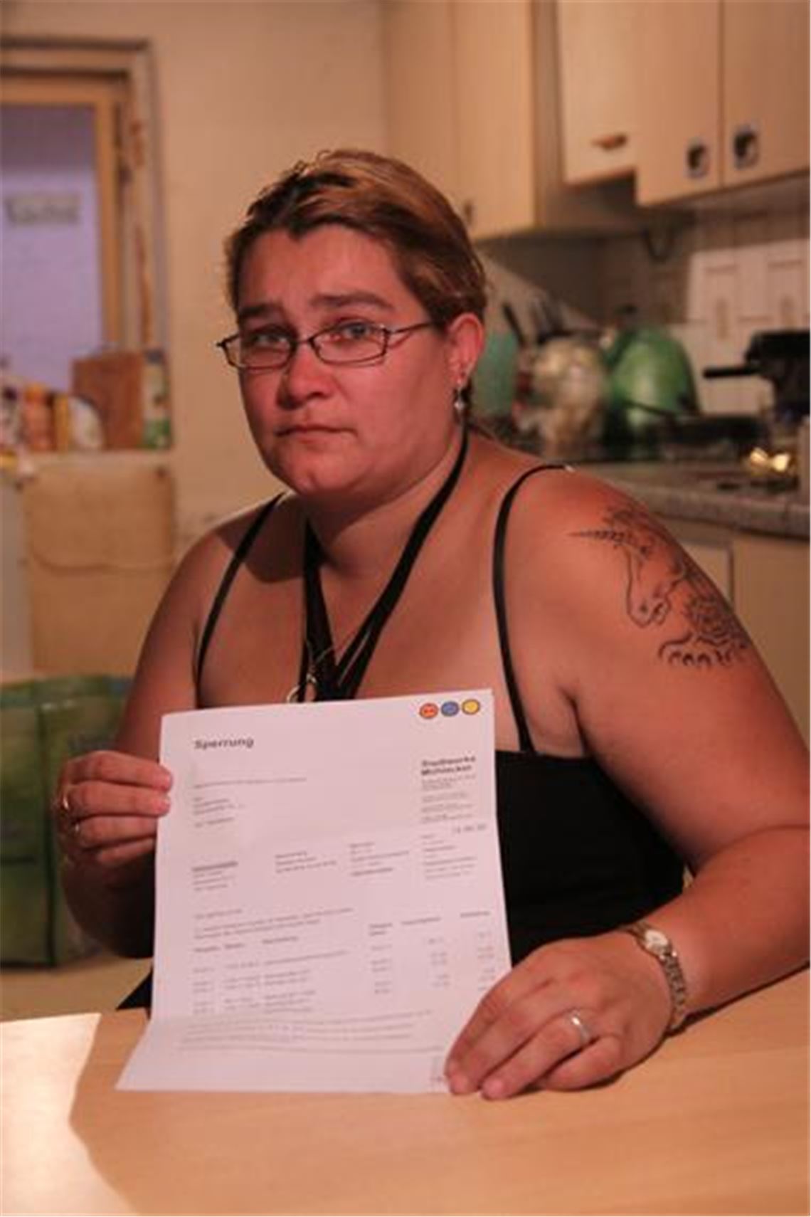 Yvonne Kaiser kämpft mit ihrer sechsköpfigen Familie gegen die Schulden. Die Stadtwerke wollten ihr bereits den Strom abstellen. Mit Unterstützung unserer Zeitung gewährt der Versorger allerdings noch eine Frist. Jetzt müssen die finanziellen Verhältnisse schnell neu geregelt werden. Foto: Goertz