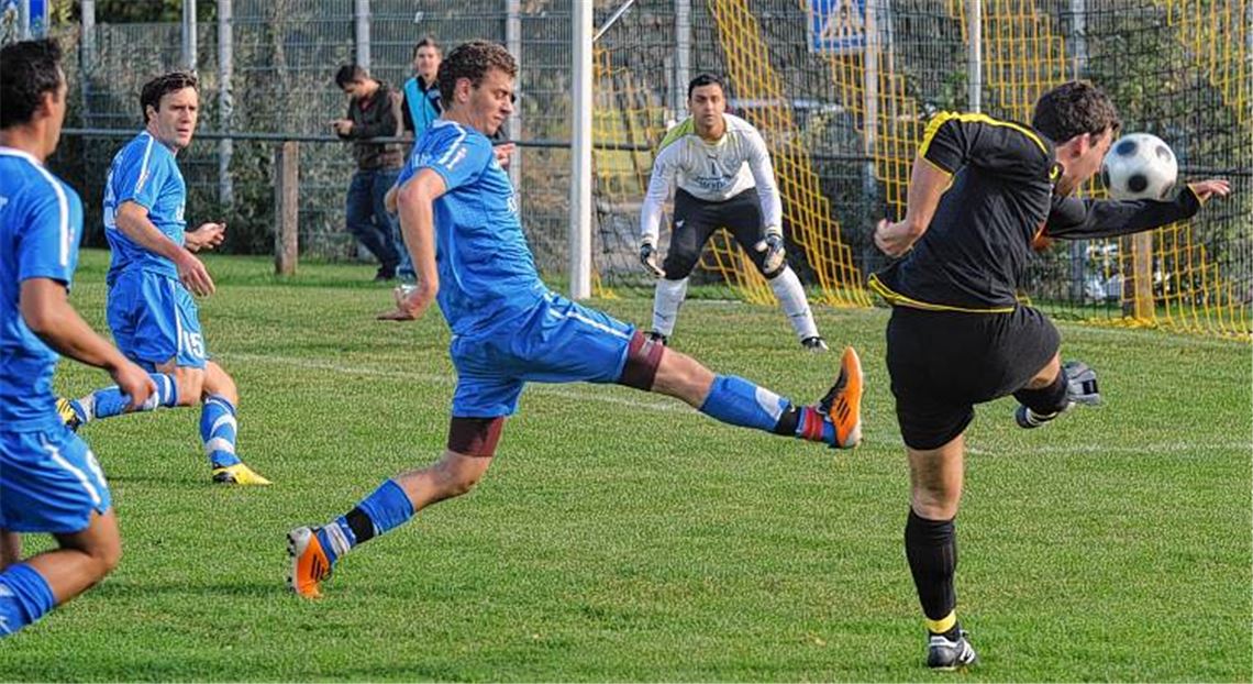 Zähe Begegnung: Die FVgg 08 Mühlacker (blaue Trikots) muss sich in Lienzingen ganz schön strecken, um nach 90 Minuten als Sieger vom Platz gehen zu können.