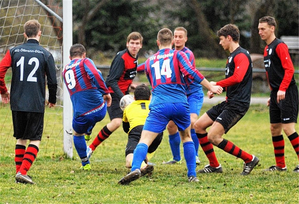 Zähes Ringen mit positivem Ende für die Gäste aus Ölbronn-Dürrn (schwarz-rote Trikots). Der TSV Ötisheim muss sich im Derby vor heimischer Kulisse mit 0:2 geschlagen geben. 