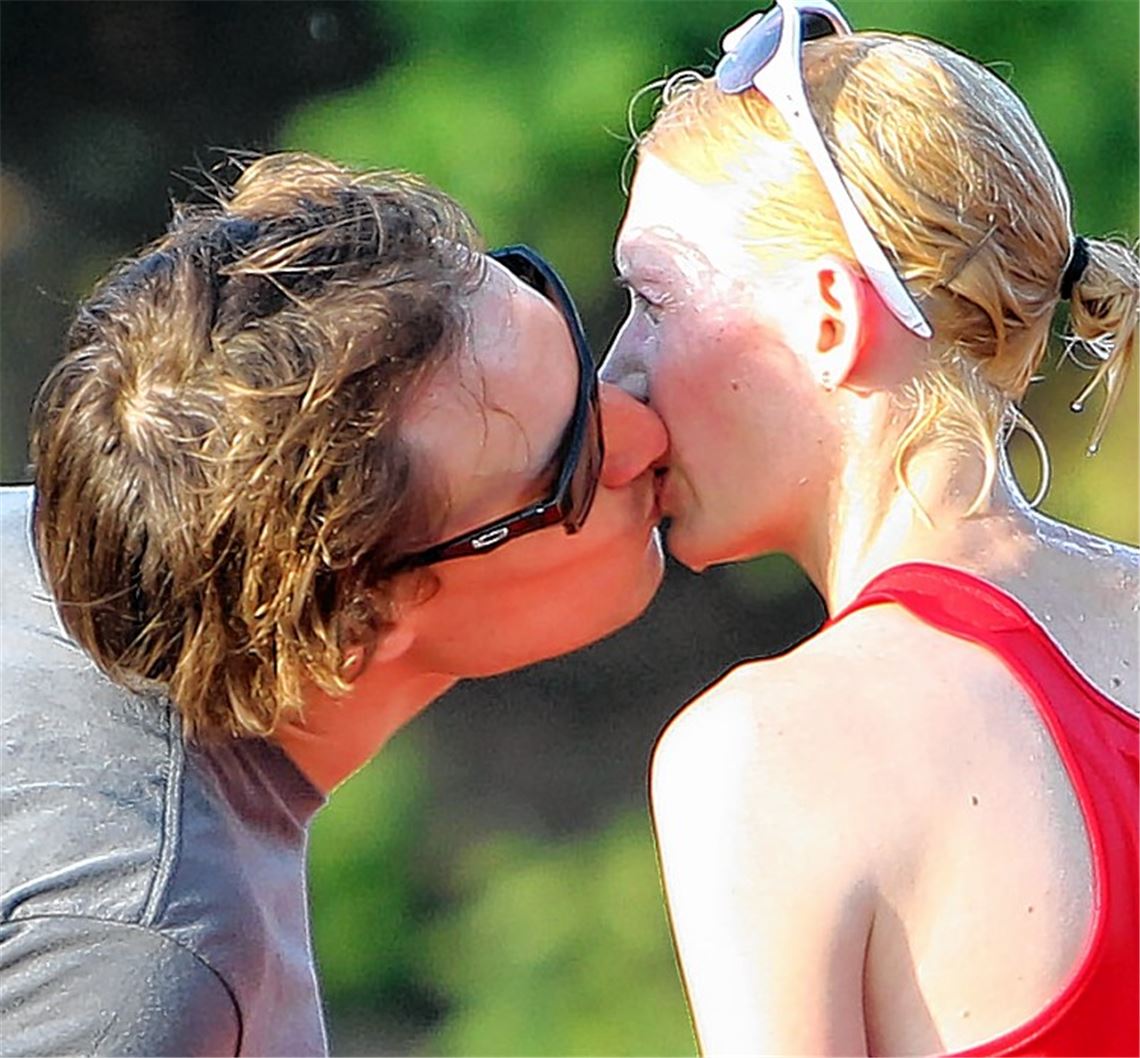 Zärtlicher Lohn: Halb-Ironman-Weltmeister Sebastian Kienle gratuliert seiner Freundin Christine Schleifer zum Sieg. Foto: Rubner