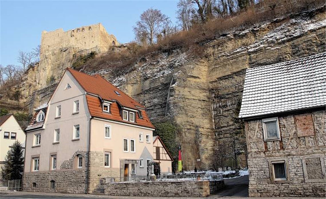 Zäune bewahren Häuser an der Enzstraße vor Steinschlag. Jetzt sind Nachbesserungen geplant, für die im Entwurf des Haushaltsplans 2012 die Summe von 50000 Euro vorgesehen ist. 