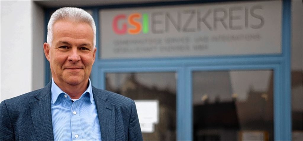 Zahlenorientiert: Der gelernte Banker Wilhelm Eschbach ist als Nachfolger von Gerd Schulz neuer Geschäftsführer der Gemeinnützigen Service- und Integrationsgesellschaft Enzkreis mbH.Fotomoment