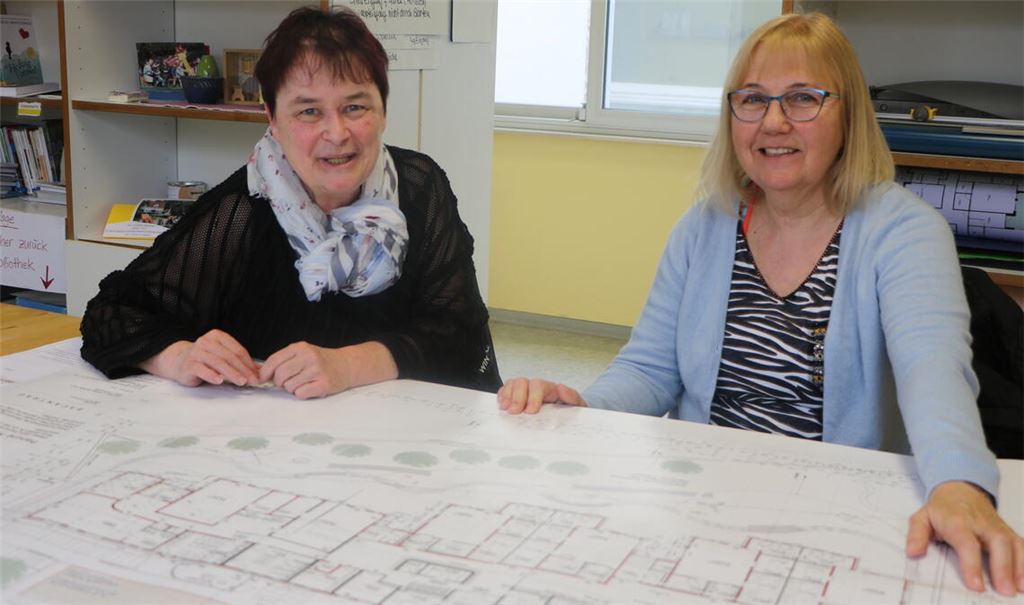 Zahllose Gespräche, viele Ideen und noch mehr Herzblut stecken in den Plänen für den Kindebetreuung-Neubau im Ärztehaus. Nun freuen sich Karin Lutz (li.) und Carmen Olt auf die Umsetzung. Doch gleichzeitig sind sie auch ein wenig traurig, schließlich geht mit Ute Beierle die dritte im Bunde in dieser Woche in den Ruhestand. Foto: Deeg