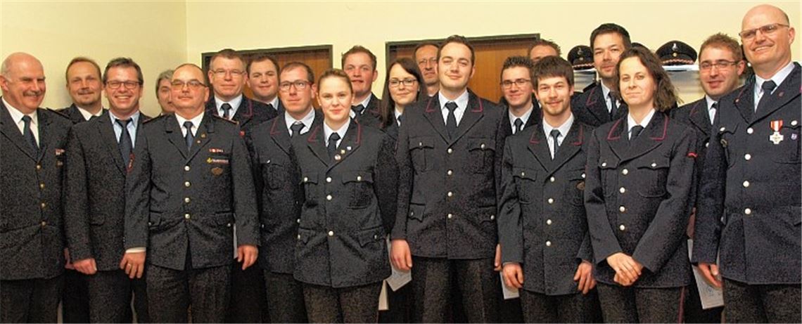 Zahlreiche Angehörige der Feuerwehr Maulbronn wurden befördert und Martin Ludwig (re.) für 25 Jahre Dienst in der Feuerwehr ausgezeichnet.