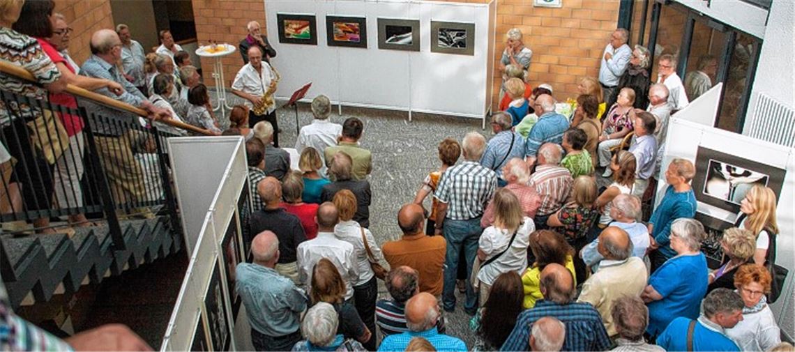 Zahlreiche Besucher füllen bei der Vernissage der Ausstellung „Formen und Farben“ das Foyer des Mühlacker Rathauses.