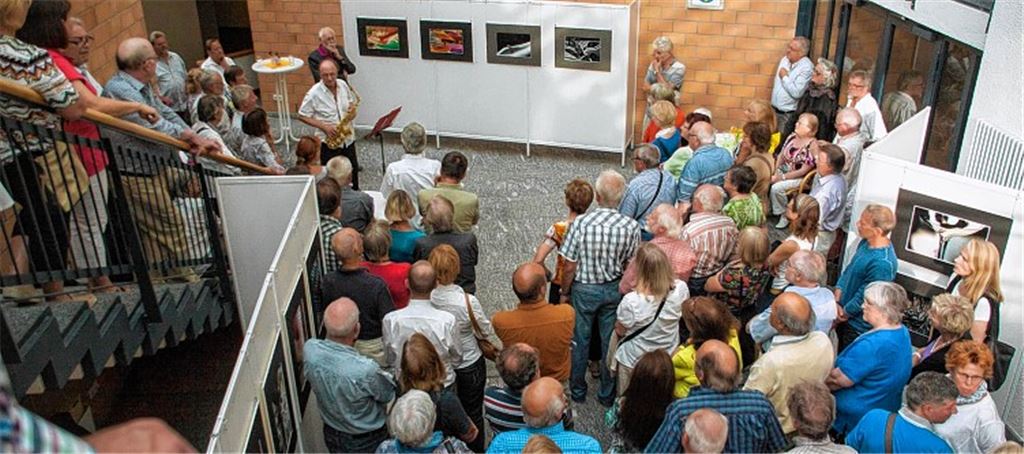 Zahlreiche Besucher füllen bei der Vernissage der Ausstellung „Formen und Farben“ das Foyer des Mühlacker Rathauses.