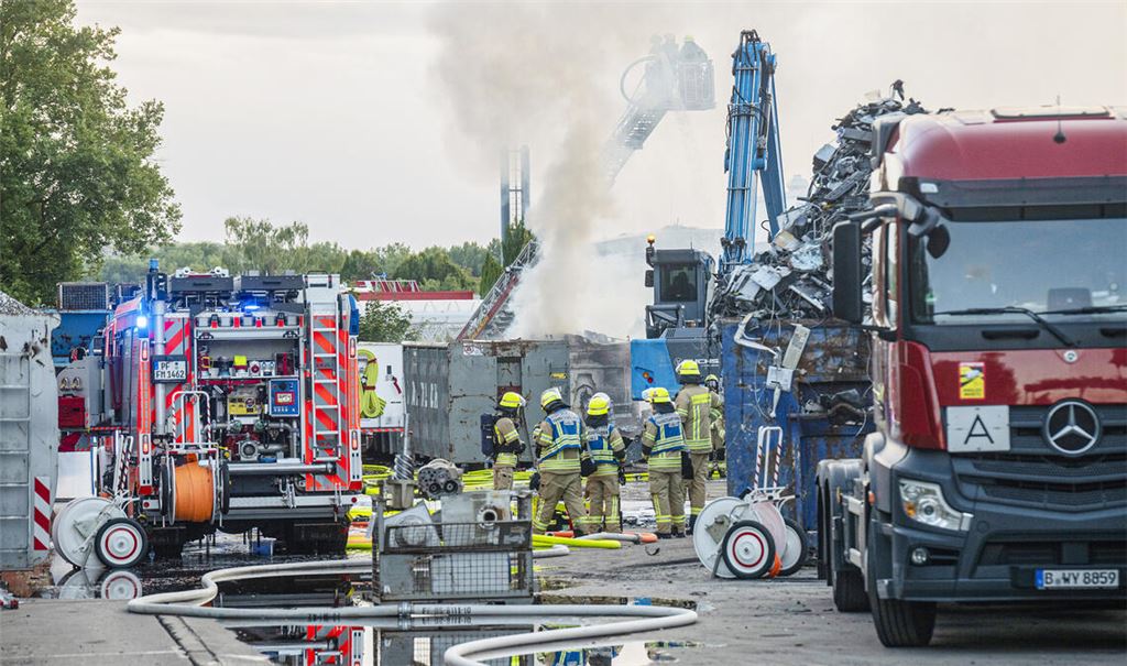 Zahlreiche Einsatzkräfte bekämpfen den Brand, der am Donnerstagabend im Enzberger Gewerbegebiet ausgebrochen ist. Fotos: Fotomoment, privat (1), Myroshnichenko (1)