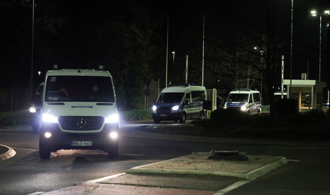 Zahlreiche Einsatzkräfte der Polizei sichern den Transport.