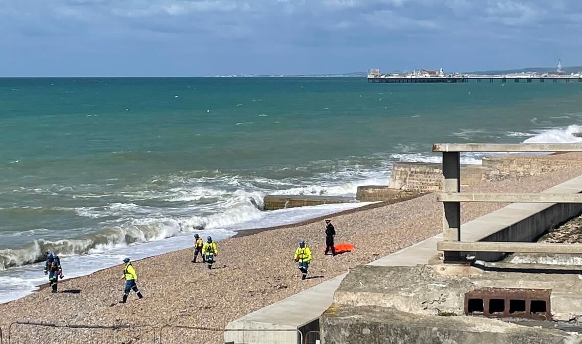 Zahlreiche Einsatzkräfte sind am Strand in Brighton eingetroffen.