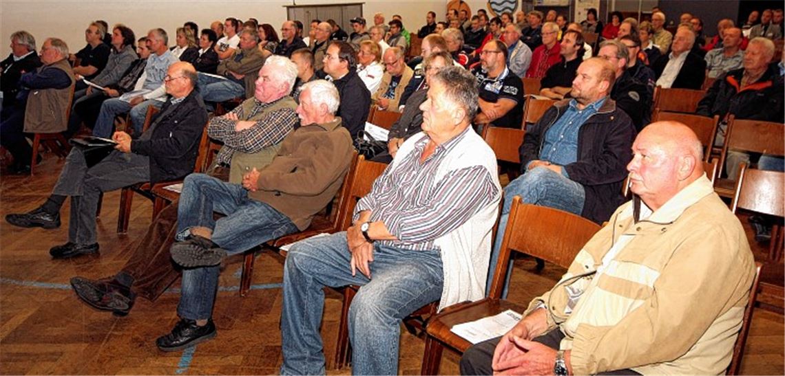 Zahlreiche Enzberger informieren sich über den Anschluss an das Internet-Hochgeschwindigkeitsnetz. Anfang nächsten Jahres wollen die Partner Stadtwerke und NeckarCom Vollzug melden.Foto: Kollros