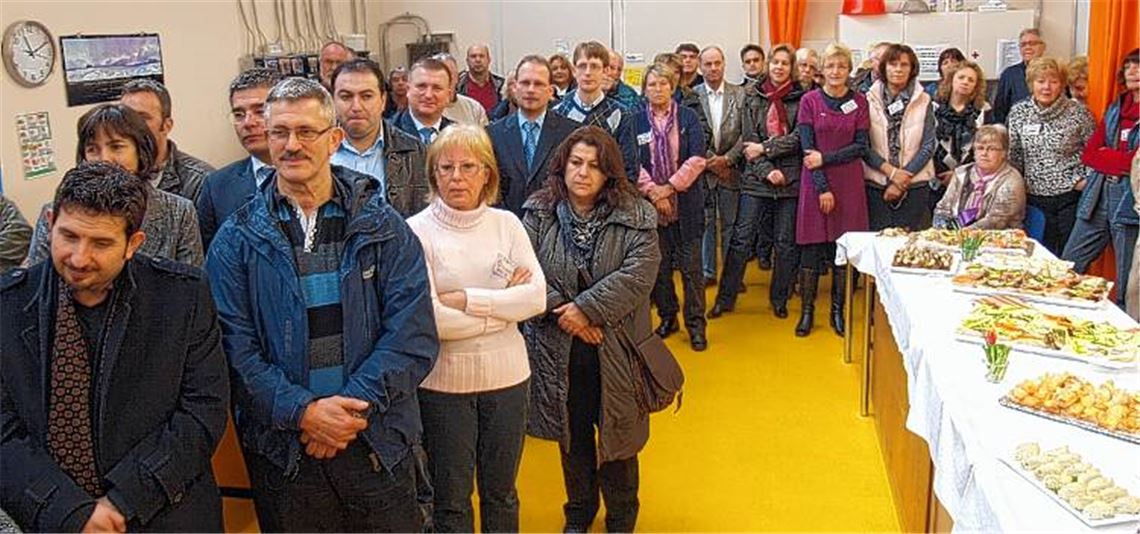 Zahlreiche Gäste und Mitarbeiter nehmen an der Jubiläumsfeier im Tafelladen teil. Die Einrichtung in der Industriestraße ermöglicht es bedürftigen Menschen, günstig einzukaufen.