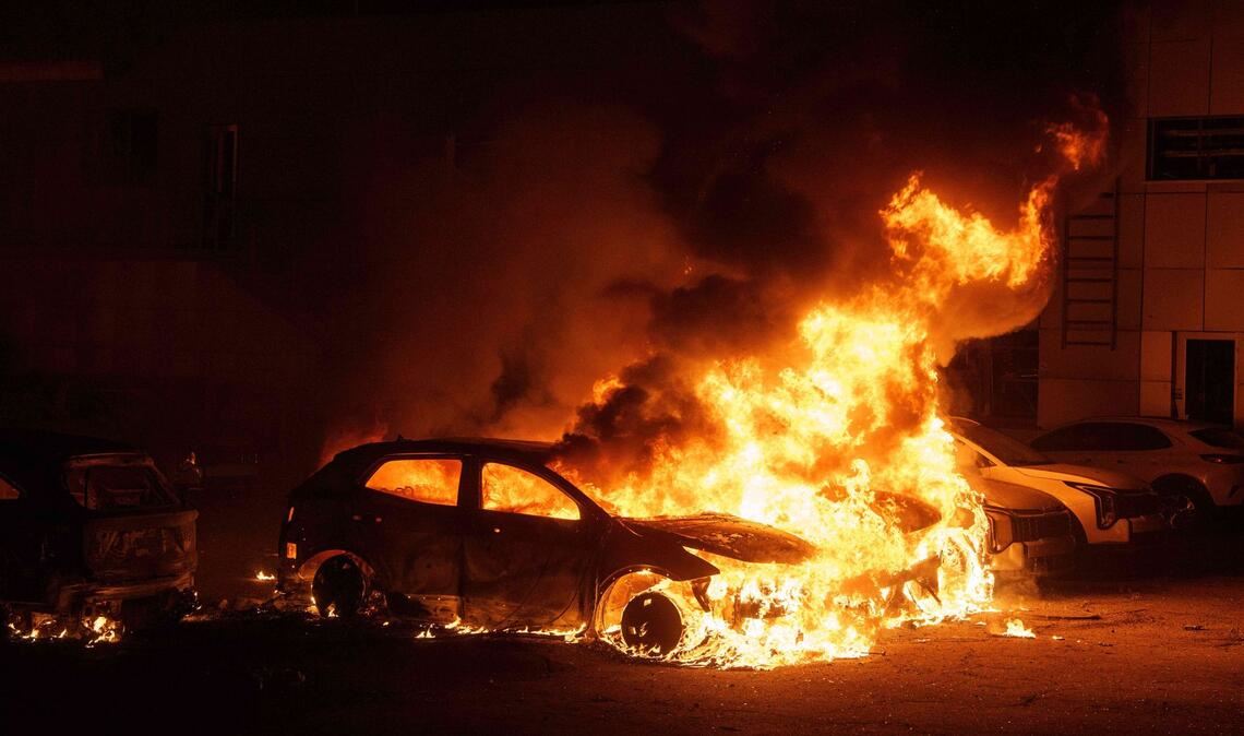 Zahlreiche Gebäude und Autos wurden nach Behördenangaben in der Ukraine bei russischen Angriffen beschädigt.