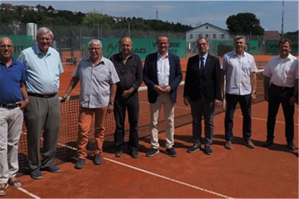 Zahlreiche Gratulanten freuen sich mit den TCE-Vertretern Michael und Daniela Steudle (re.) über das 50-Jahr-Jubiläum: Hans-Joachim Seiz vom Württembergischen Tennisbund (v. li.), Dr. Peter Napiwotzky, Wolfgang Schreiber, Joachim Stretz, Gunther Krichbaum (MdB), Oberbürgermeister Frank Schneider und Frank Alber. Foto: Müller