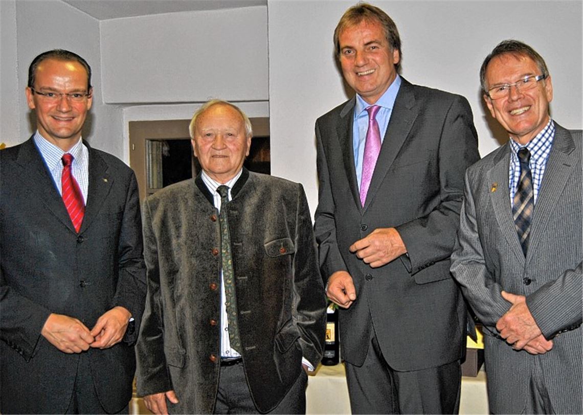 Zahlreiche Gratulanten würdigen aus Anlass des 80. Geburtstags das vielfältige Engagement des Knittlinger Bäckermeisters und Kommunalpolitikers Heinrich Werthwein (2. v. li.), so unter anderem (von re.) Enzkreis-Dezernent Karlheinz Zeller, Bürgermeister Heinz-Peter Hopp und Bundestagsabgeordneter Gunther Krichbaum.