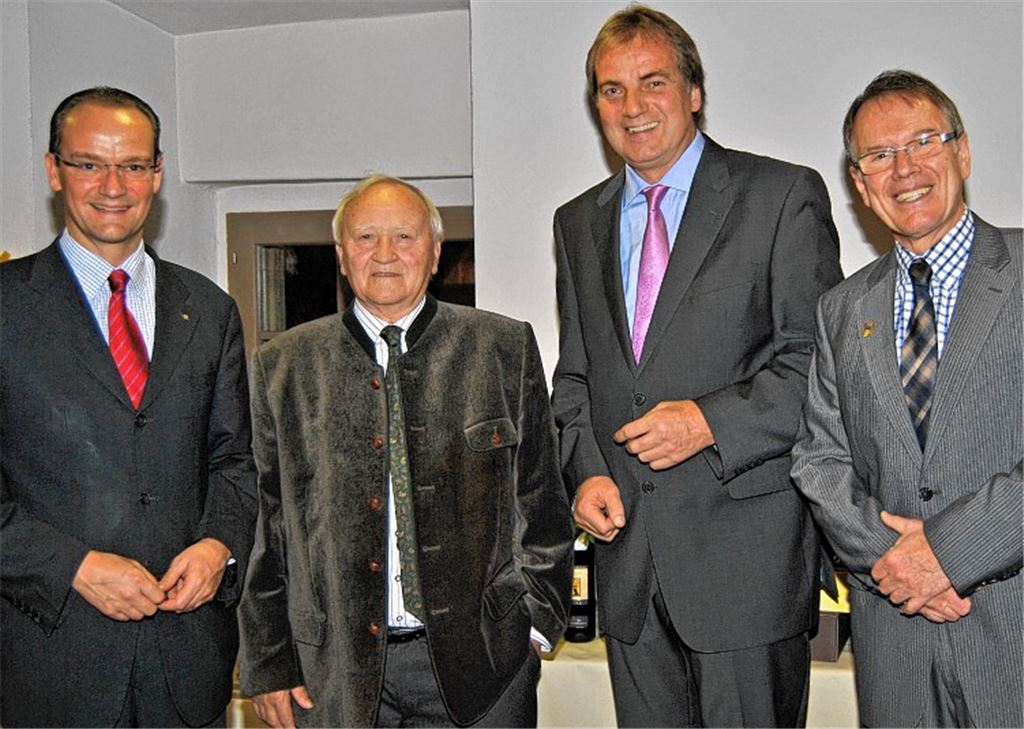Zahlreiche Gratulanten würdigen aus Anlass des 80. Geburtstags das vielfältige Engagement des Knittlinger Bäckermeisters und Kommunalpolitikers Heinrich Werthwein (2. v. li.), so unter anderem (von re.) Enzkreis-Dezernent Karlheinz Zeller, Bürgermeister Heinz-Peter Hopp und Bundestagsabgeordneter Gunther Krichbaum.