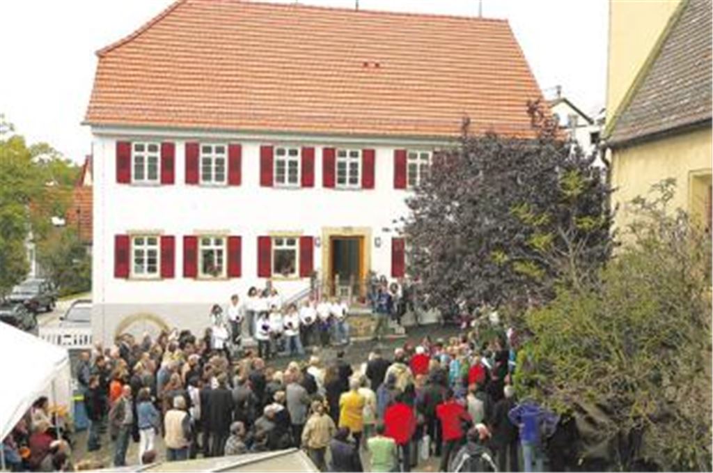 Zahlreiche Großglattbacher wollen aus erster Hand erfahren, wie aus ihrem alten Schulgebäude das neue Bürgerhaus entstanden ist. Foto: Kollros