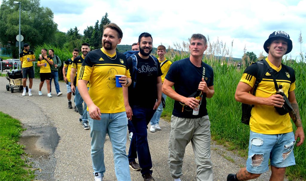 Zahlreiche Gruppen machen es wie die Fußballer aus Lienzingen: Zu Fuß von Fest zu Fest ziehen und dadurch gleich mehrere, andere Vereine unterstützen. Fotos: Stahlfeld