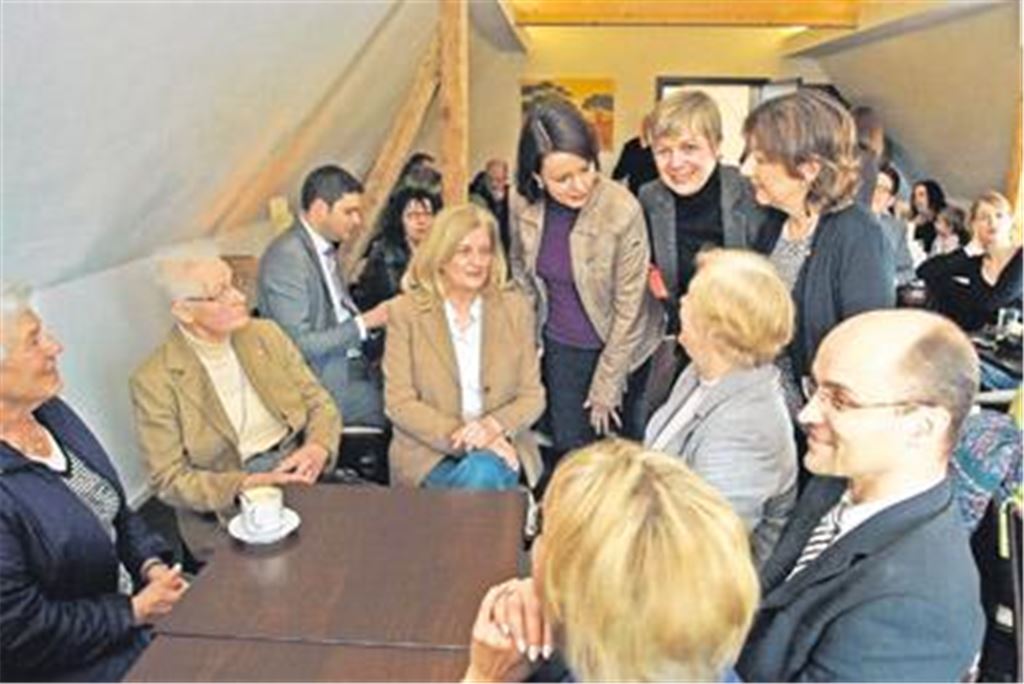 Zahlreiche Illinger wollen Susanne Verweyen-Mappus (stehend), hier flankiert von Landtagskandidatin Viktoria Schmid (li.) und Dr. Marianne Engeser (Zweitkandidatin im Wahlkreis Pforzheim), kennenlernen. Unter den Gästen ist auch Bürgermeister Harald Eiberger (re.). Foto: Fotomoment