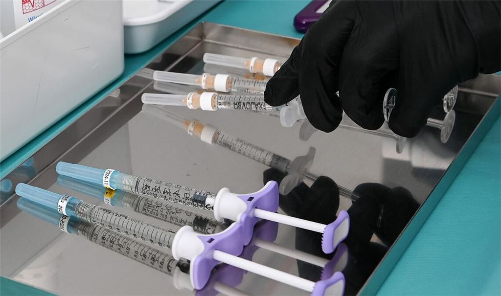 Zahlreiche Influencer machen auf Instagram Werbung für Schönheitseingriffe. (Symbolbild).