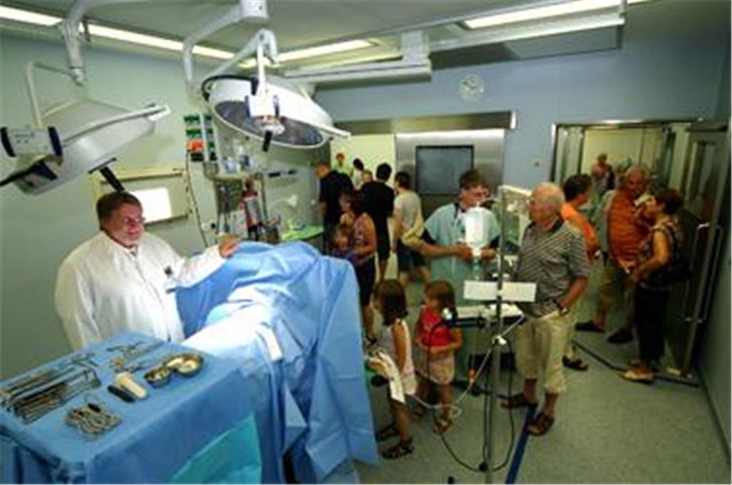 Zahlreiche Interessierte nutzen die Gelegenheit, hinter die Kulissen eines Operationstrakts zu blicken. Am Operationstisch steht der Chefarzt der Frauenklinik, Ulrich Steigerwald. 
Foto: Kollros
