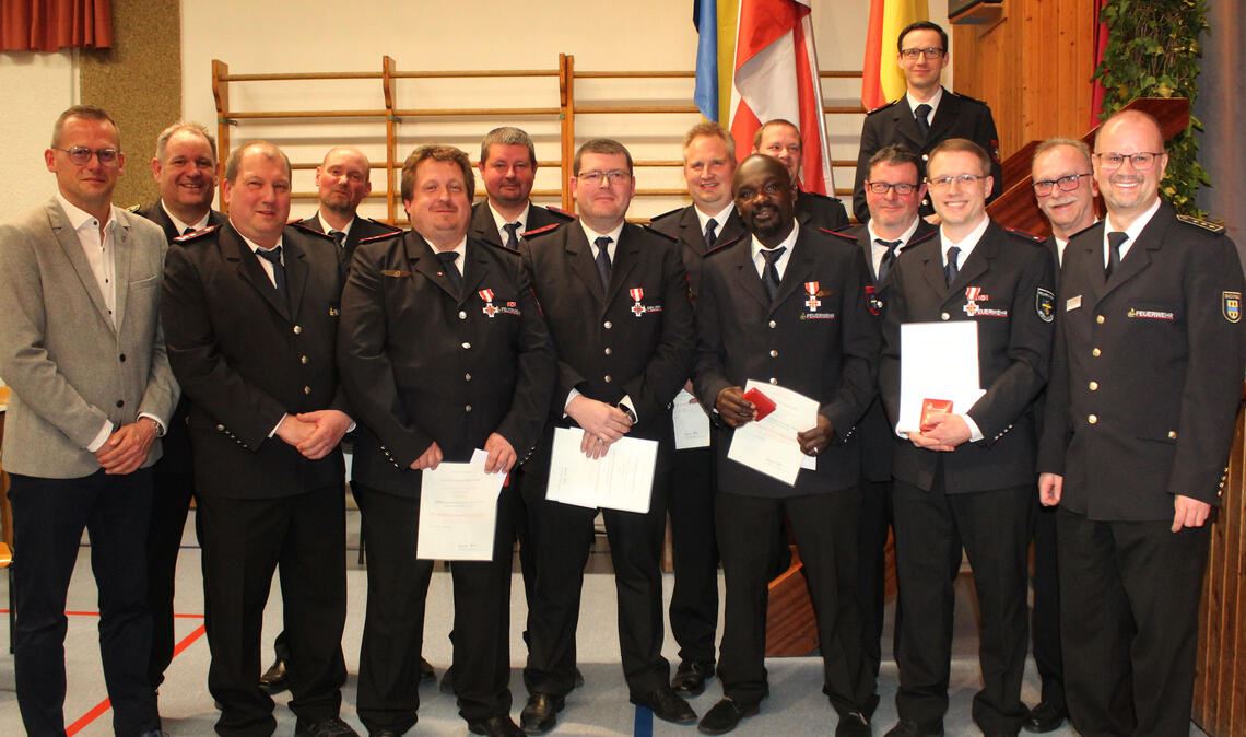 Zahlreiche Jubilare ehren OB Stephan Retter und Feuerwehrkommandant Matthias Donath (Erster und Zweiter v. li.) gemeinsam mit Kreisbrandmeister Carsten Sorg und dem stellvertretenden Vorsitzenden des Feuerwehrverbandes Enzkreis, Ulrich Gall (Erster und Zweiter v. re.). Foto: Prokoph