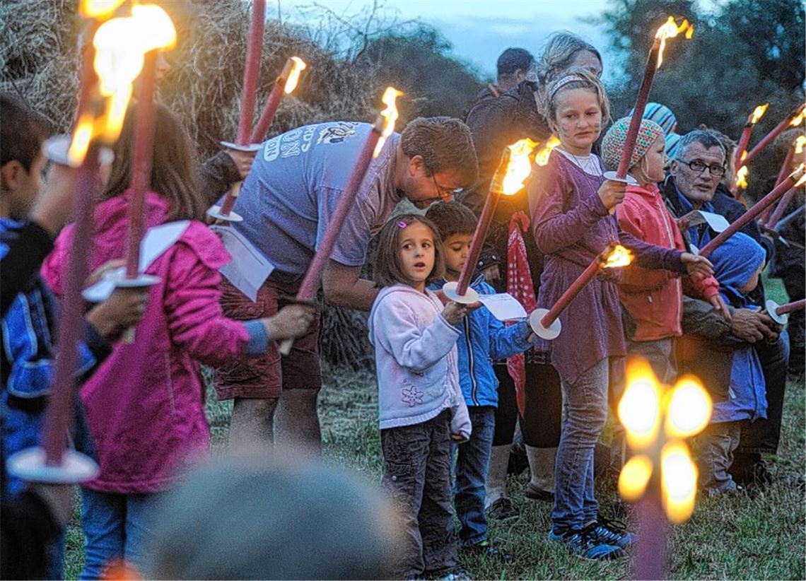 Zahlreiche Kinder entzünden das Sonnwendfeuer der Enzberger Naturfreunde.