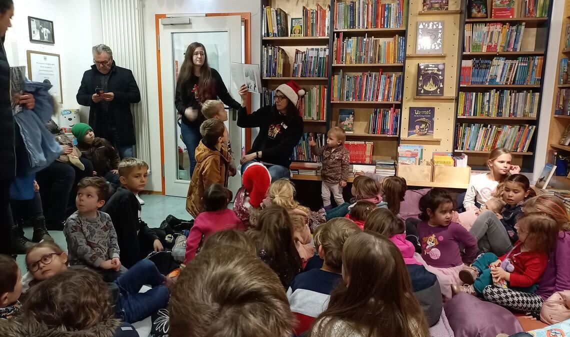 Zahlreiche Kinder lauschen am Nikolaustag den Geschichten von Carolin Britsch in der Buchhandlung Elser. Foto: Deeg