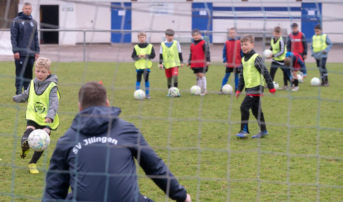 Zahlreiche Kinder und Jugendliche haben beim Fußballcamp des SVI Spaß. Foto: Fotomoment