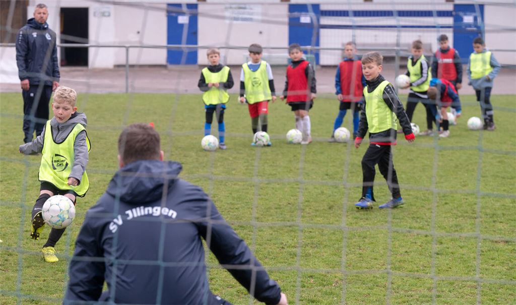 Zahlreiche Kinder und Jugendliche haben beim Fußballcamp des SVI Spaß. Foto: Fotomoment